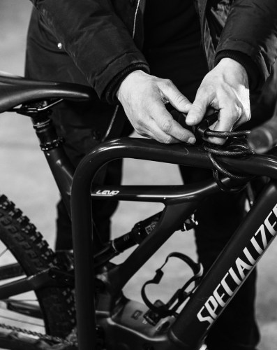 pyöräteline koulun pihalle