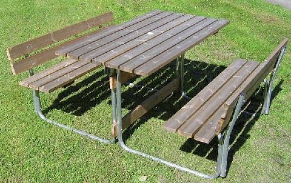 pöytäpenkki puusta