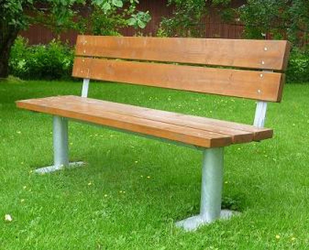 puistonpenkki selkänojalla