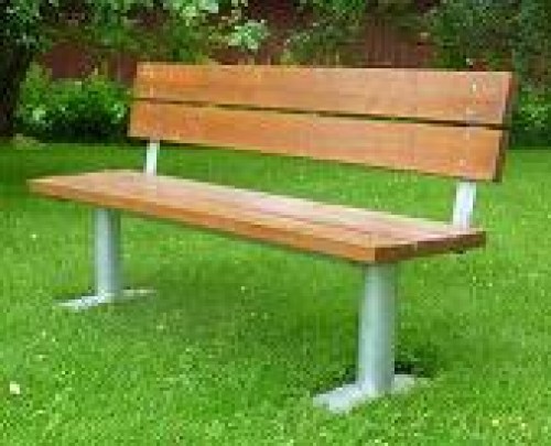 puinen puistonpenkki